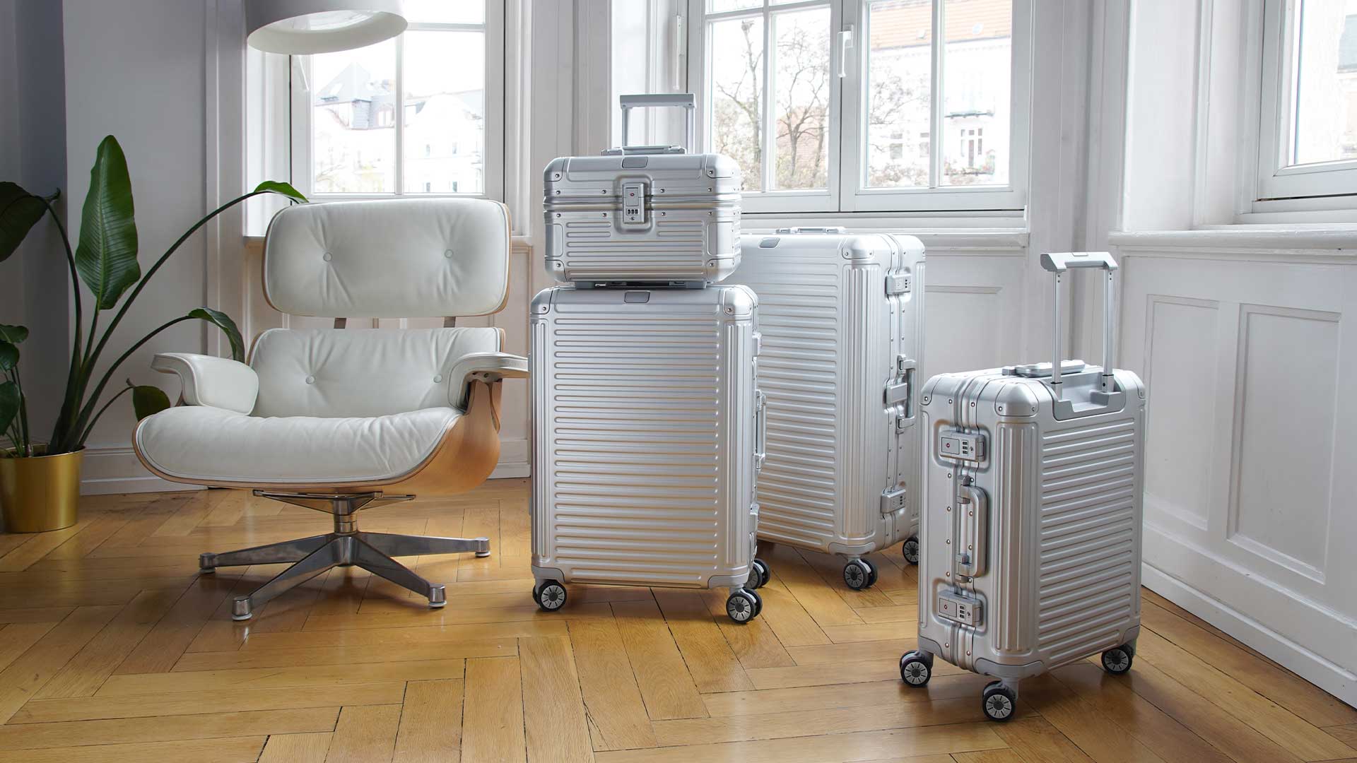 large travel suitcase size