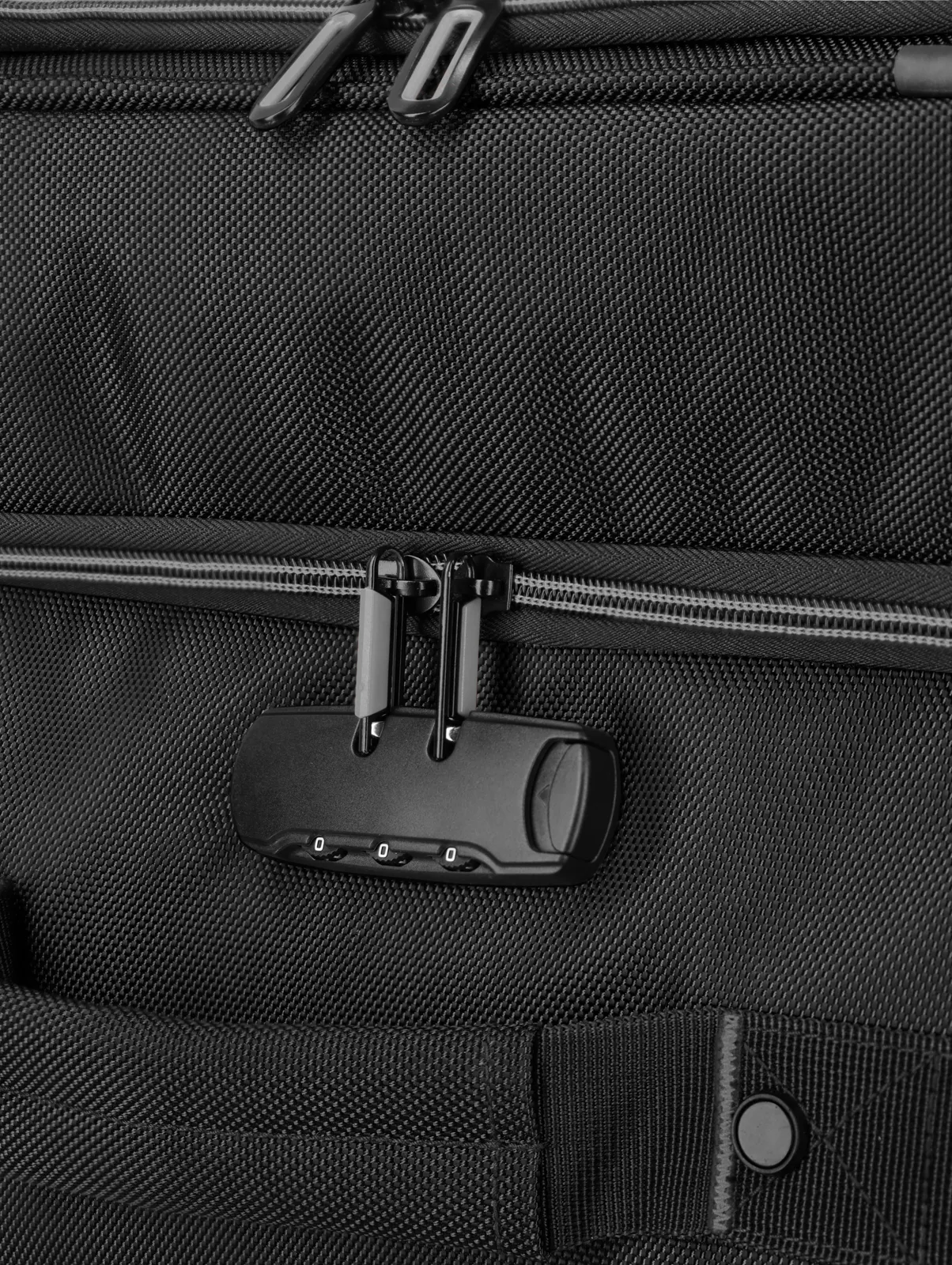 Eine travelite Rollenreisetasche der Serie Tarifa Detail Schloss in schwarz